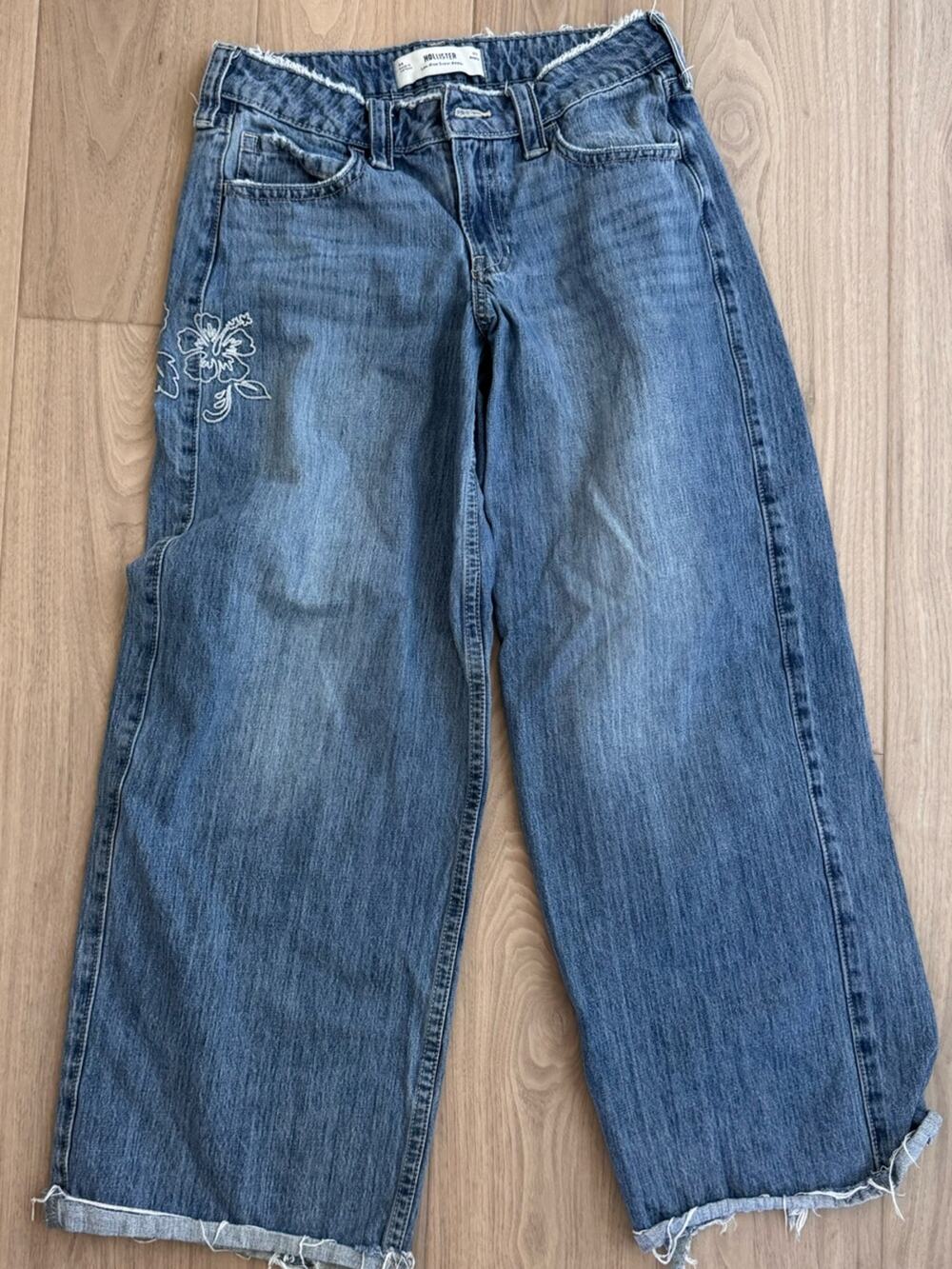 Hollister low rise super baggy jeans with hibiscus embroidery on hip size 4 (27)